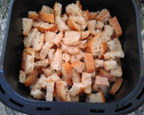 Foto del paso 2 de la receta: "Chips" de pan duro en Airfryer