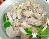 รูปขั้นตอนการทำที่ 1 ของ ขนมจีนเครื่องในหมู (ข้าวปุ้นน้ำใส้)