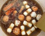 Foto langkah ke 3 dari resep Sup Aneka Bakso Seafood.