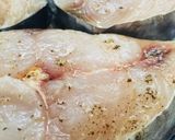 Hình bước làm 1 của món Cá thu chiên ăn kèm gỏi xoài