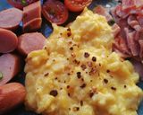 A picture of step 3 of Creamy scrambled eggs.