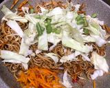 Foto langkah ke 4 dari resep Mie Goreng Sayur.