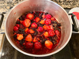 Pastel con frutos rojos y almendras (Cake with red fruits and almonds)