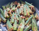 A picture of step 2 of Dum ki Bhindi.