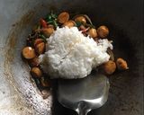 รูปขั้นตอนการทำที่ 9 ของ ข้าวคลุกกะเพราลูกชิ้นหมู+ไข่ดาว (no msg.)