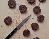 Foto del paso 3 de la receta: Galletas de harina de garbanzos, cacao y frutos secos en sartén