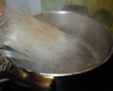 Foto del paso 11 de la receta: Noodles de arroz salteados con pollo