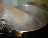 Foto del paso 11 de la receta: Noodles de arroz salteados con pollo