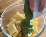 Foto del passaggio 2 della ricetta Paccheri al pesto svuota-balcone