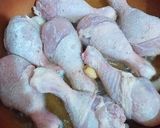 Foto del paso 3 de la receta Muslos de pollo en salsa de limón, azafrán y ajos tiernos