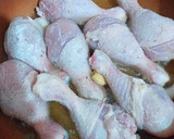 Foto del paso 3 de la receta: Muslos de pollo en salsa de limón, azafrán y ajos tiernos