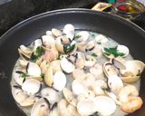Foto del paso 2 de la receta: Garbanzos con gambas y almejas