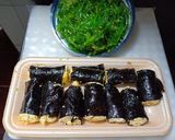Hình bước làm 4 của món Trứng phô mai sấy cuộn rong biển keto