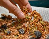 Foto del paso 10 de la receta: Granola sin gluten de quinoa hinchada con almendras y ciruelas