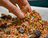 Foto del paso 10 de la receta: Granola sin gluten de quinoa hinchada con almendras y ciruelas