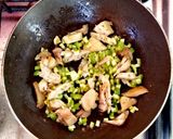 Foto del paso 1 de la receta: Tallarines con salsa de pollo y caiguas en crema