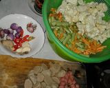 Foto langkah ke 1 dari resep Tumis wortel buncis brokoli ft bakso.