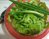 Hình bước làm 2 của món Canh khổ qua nấu với chả cá nhồng