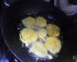 A picture of step 3 of Baingan k pakore.
