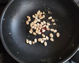 Foto del paso 3 de la receta: Arroz salteado con salchichas y frutos secos