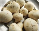 A picture of step 2 of Stuffed mushroom kola urundai.