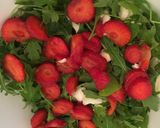 صورة لخطوة 3 من وصفة سلطة الجرجير والفراولة 😋🍓