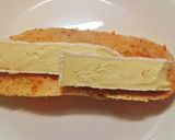 Foto del paso 2 de la receta Bocadillo de pan de cereales con queso brie y sobrasada