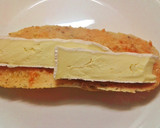 Foto del paso 2 de la receta: Bocadillo de pan de cereales con queso brie y sobrasada
