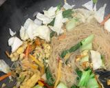 Foto langkah ke 5 dari resep Bihun Goreng Kecap.