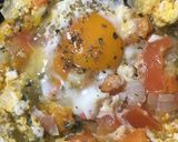 Foto del paso 3 de la receta: HUEVOS FRITOS 🥚🍳🥚sobre colchón de verduritas🧅🍅🥕🥬🌽