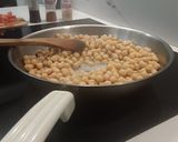 Foto del paso 2 de la receta: Garbanzos de bote salteados con Tomate, Lechuga y Burrata