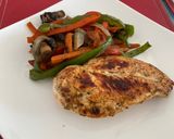 Foto del paso 3 de la receta: Pollo a la plancha con base finas hierbas (papeles para cocción) acompañado de verduras salteadas