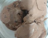 A picture of step 1 of Banana with chocolate ice cream shake.