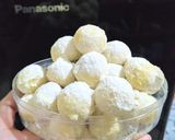 Foto langkah ke 8 dari resep Bola Salju Keju Lumer.