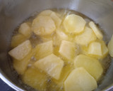 Foto del paso 1 de la receta: Caldo con patatas y huevo
