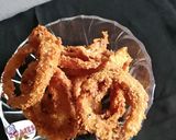 A picture of step 4 of Crunchy onion rings.