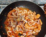 Foto langkah ke 3 dari resep Seafood Saus Padang (Cumi, Udang).