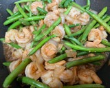 A picture of step 4 of Shrimp with String Beans.