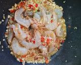 รูปขั้นตอนการทำที่ 2 ของ กุ้งผัดพริกเกลือ