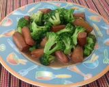 Foto langkah ke 3 dari resep Tumis brokoli sosis.