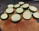 Foto del paso 5 de la receta: Mini salchichas de pollo al roquefort con calabacín y papas