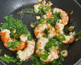 Foto del paso 2 de la receta: Merluza con gambones