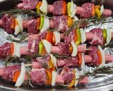 Foto del paso 3 de la receta: Brochetas tiernas de roast beef con morrón, cebolla y salchicha. Diferentes 🙃