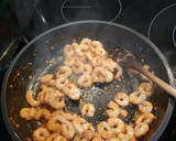 Foto del paso 3 de la receta: Espaguetis con gambas y gulas