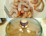Foto del paso 3 de la receta: Tallarines con salmón fresco, langostinos y alcaparras