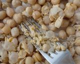 Foto del paso 3 de la receta: Tortilla de garbanzos y cebolla 🥚🫘🧅 más de 30 gramos de proteína 💪🏼 comida resuelta y opción vianda