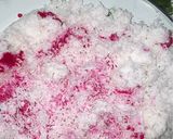 Foto langkah ke 2 dari resep Kelapa Parut Pink (Buah Naga) untuk Baluran Lupis/Kue Lainnya.