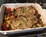 Une image de l'étape 10 de Côtes de porc à la moutarde,herbes de Provence,oignon, poivron rouge et olives marinées.