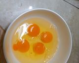 Hình bước làm 1 của món Trứng tráng hành