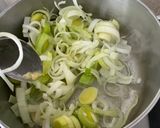KRÉMLEVES : Krumpli és pórèhagyma recept fázis 4 fotója